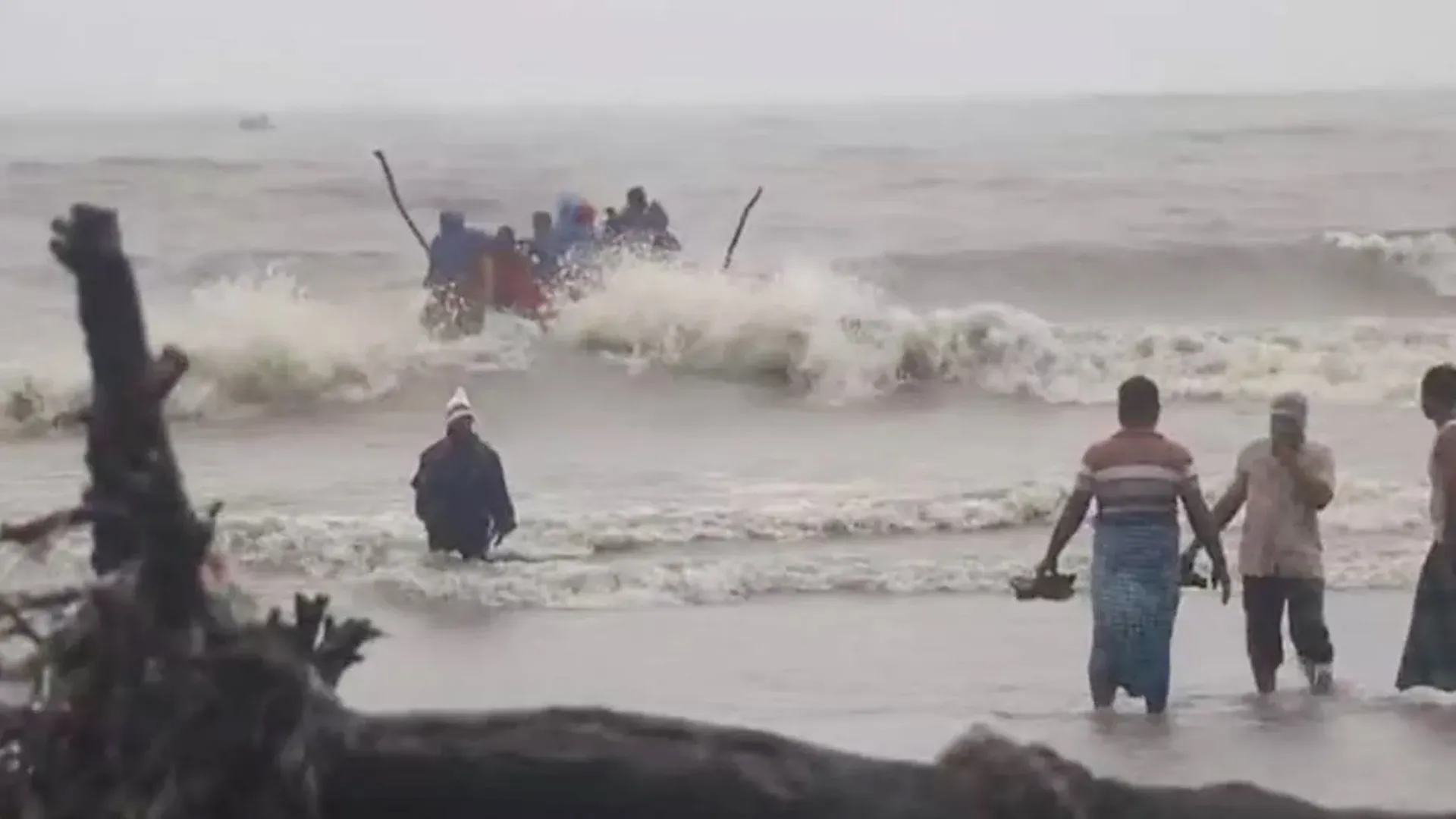 কুয়াকাটাসংলগ্ন বঙ্গোপসাগরে ৩ ট্রলারডুবি, ১৩ জেলে নিখোঁজ